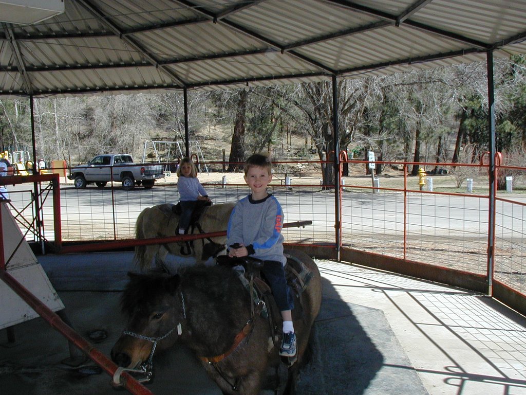 2004/03(March)/Ruidoso/1024x768_2004-03-16-Ruidoso-04-Chance-riding-horse.JPG