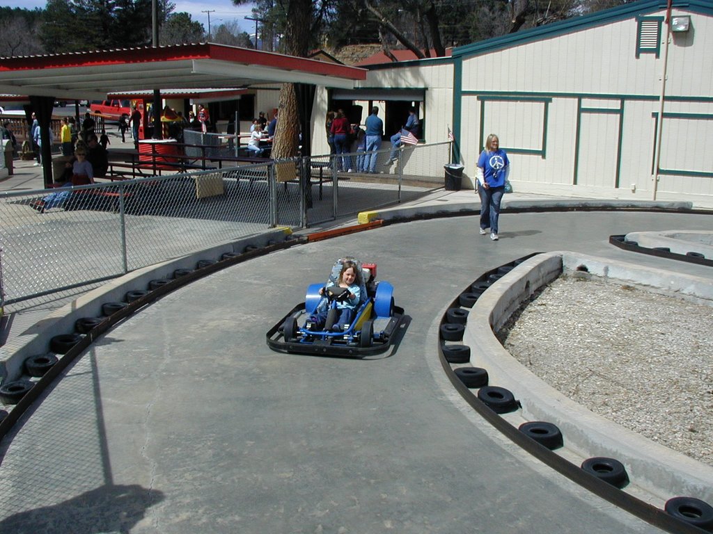 2004/03(March)/Ruidoso/1024x768_2004-03-16-Ruidoso-11-Brittney-racing-cars.JPG