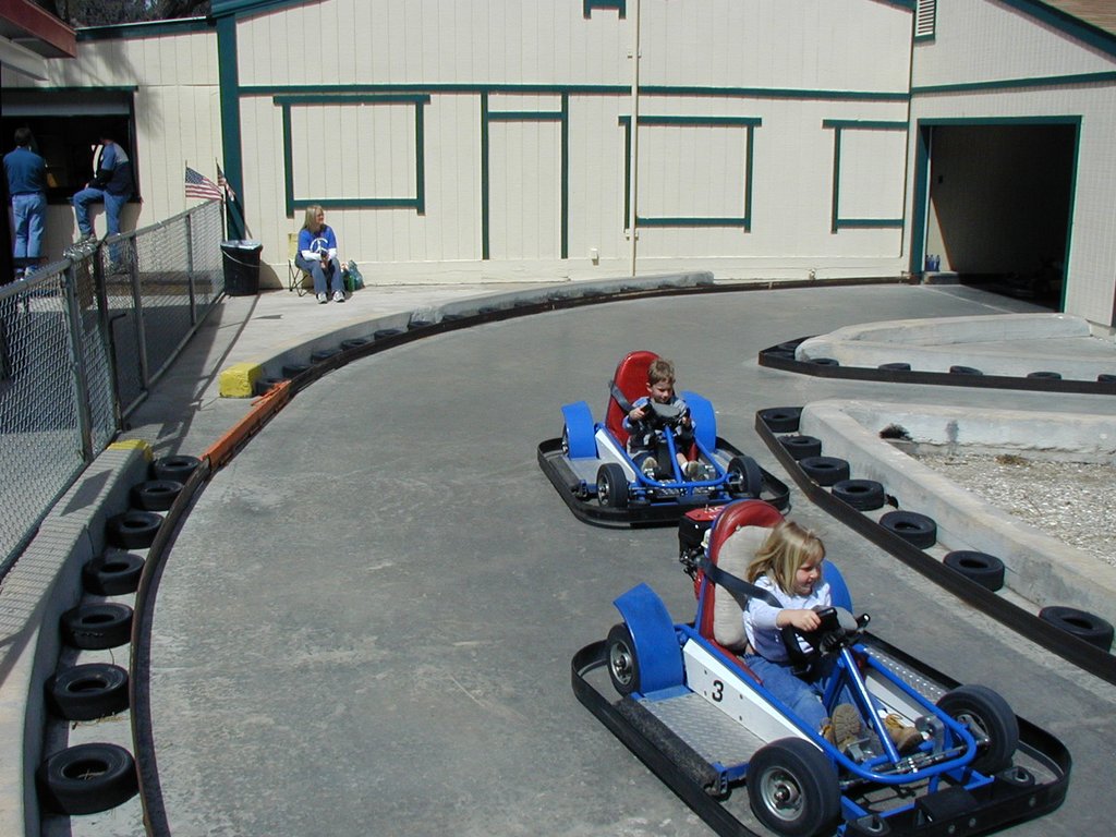 2004/03(March)/Ruidoso/1024x768_2004-03-16-Ruidoso-17-Chance-McKenzie-racing-cars.JPG