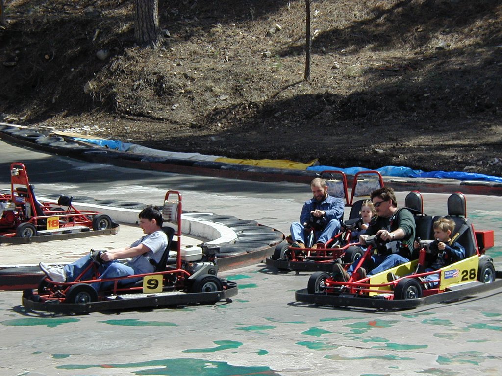 2004/03(March)/Ruidoso/1024x768_2004-03-16-Ruidoso-20-Ren-McKenzie-racing-cars.JPG
