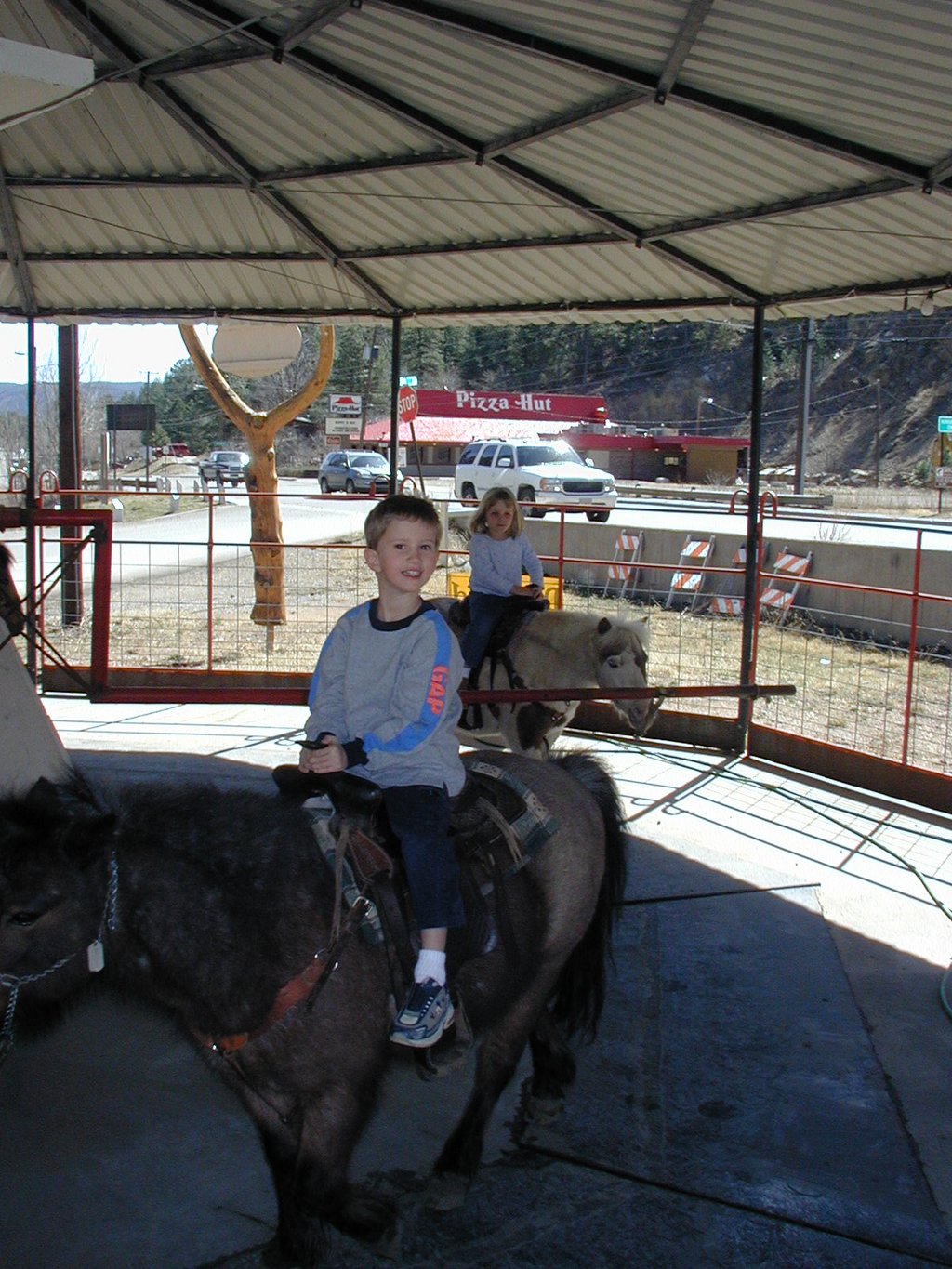 2004/03(March)/Ruidoso/1024x768_2004-03-16-Ruidoso-33-Chance-riding-horses.JPG