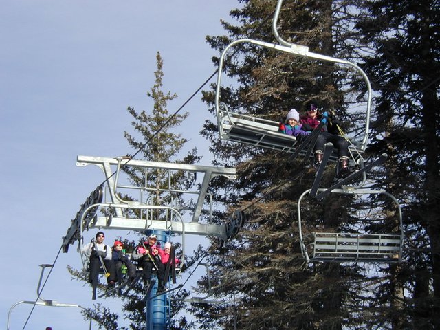 2004-03-13-Ruidoso-26-Ren-Brittney-McKenzie-Marci-on-chairlift.JPG