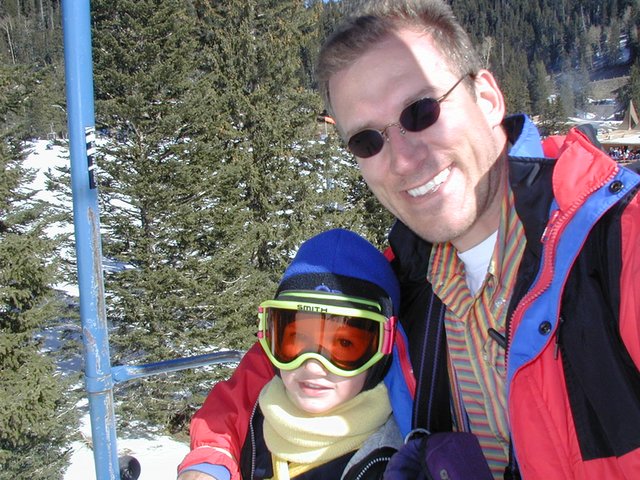 2004/03(March)/Ruidoso/640x480_2004-03-15-Ruidoso-01-Travis-Chance-chairlift.JPG
