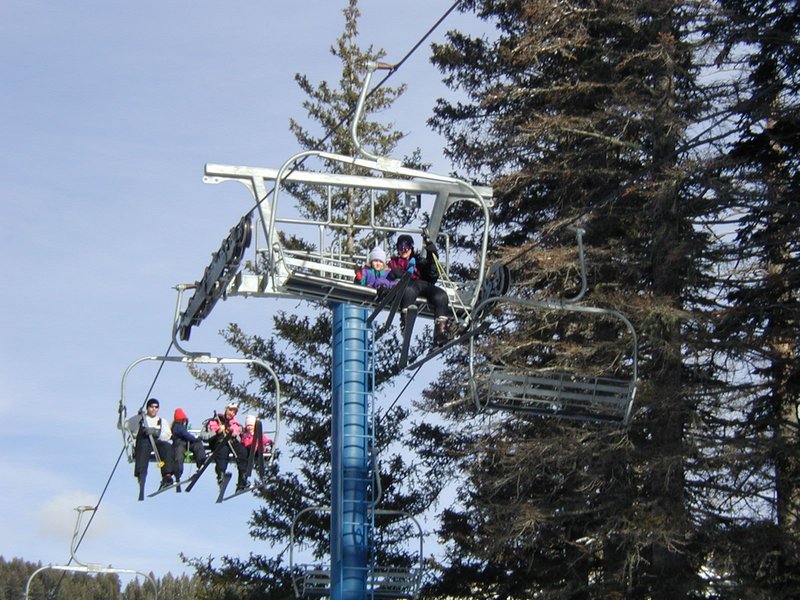 2004-03-13-Ruidoso-25-Ren-Brittney-McKenzie-Marci-on-chairlift.JPG