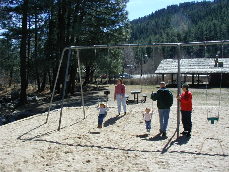 2004/03(March)/Ruidoso/800x600_2004-03-16-Ruidoso-02-Marci-McKenzie-park.JPG