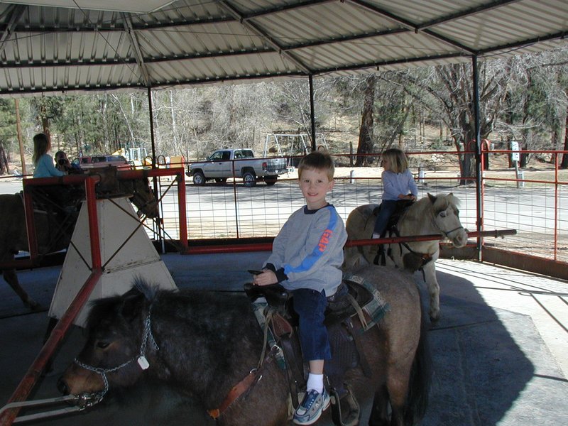 2004/03(March)/Ruidoso/800x600_2004-03-16-Ruidoso-06-Chance-McKenzie-riding-horses.JPG
