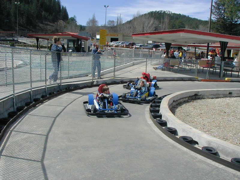 2004/03(March)/Ruidoso/800x600_2004-03-16-Ruidoso-15-Chance-Brittney-racing-cars.JPG