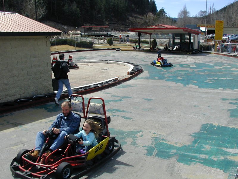2004/03(March)/Ruidoso/800x600_2004-03-16-Ruidoso-24-Ren-Brittney-racing-cars.JPG