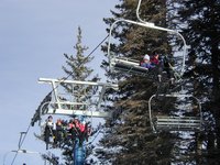 2004-03-13-Ruidoso-26-Ren-Brittney-McKenzie-Marci-on-chairlift.JPG