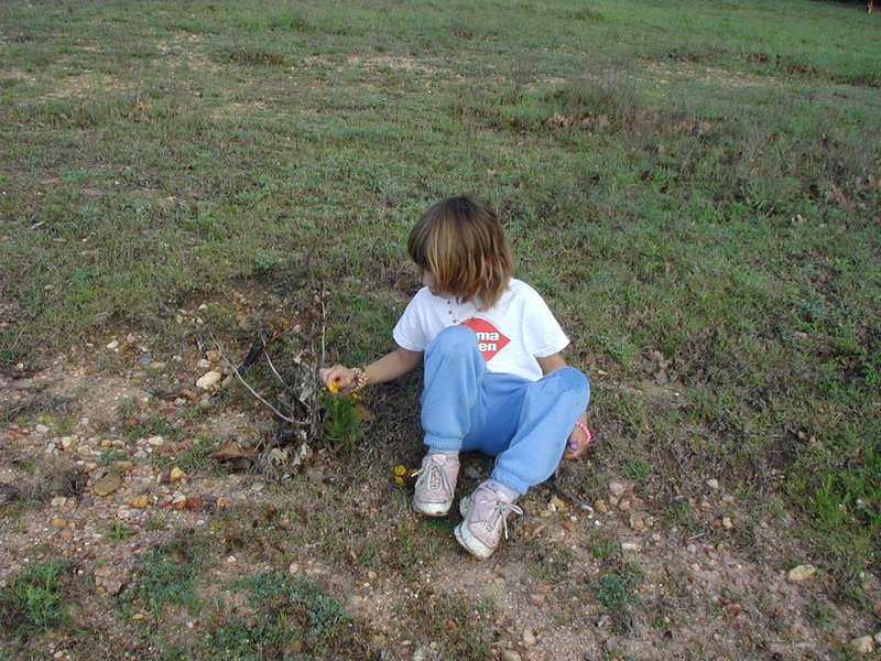 2004-04-03-Camping-Pace-Bend-09-Kalyani-picking-flowers.JPG