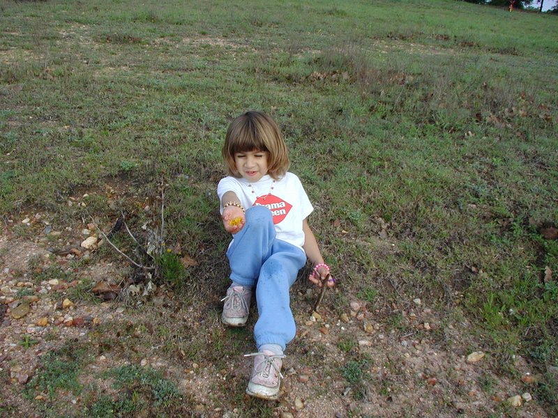 2004-04-03-Camping-Pace-Bend-10-Kalyani-picking-flowers.JPG
