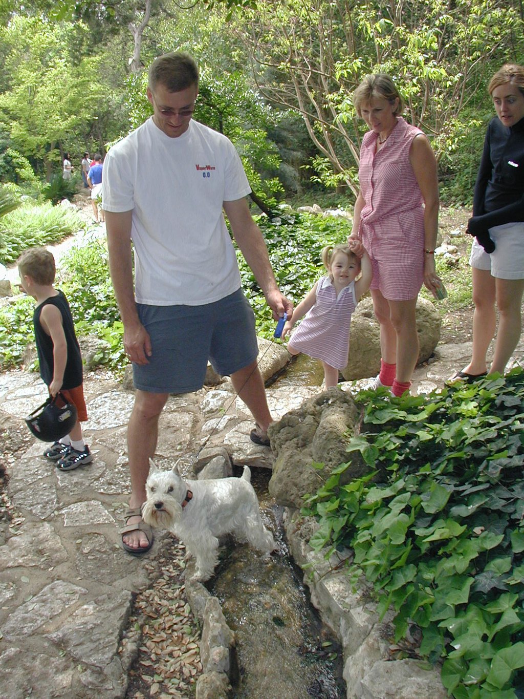 2004/04(April)/Heather-Birthday/1024x768_2004-04-04-Heather-Bday-14-Packet-in-water-Travis-Vale-Janeen-Heather-Kyla.JPG