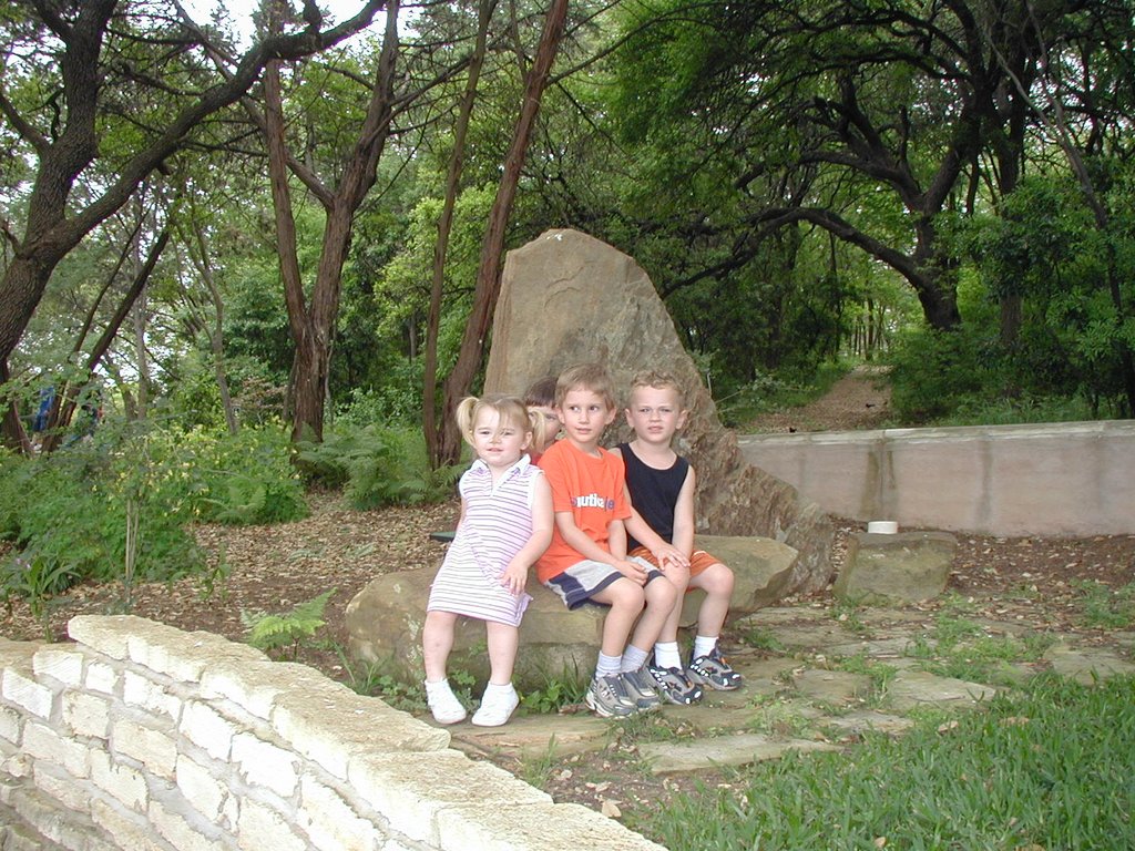 2004/04(April)/Heather-Birthday/1024x768_2004-04-04-Heather-Bday-25-Kyla-Dax-Chance-Vale.JPG