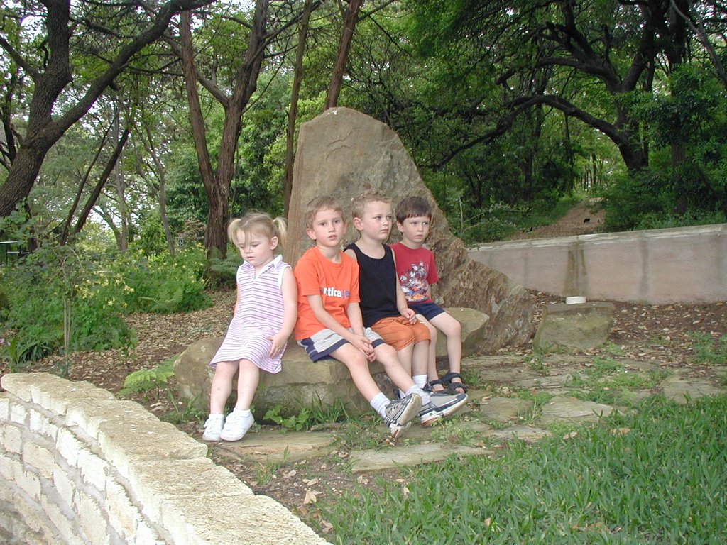 2004/04(April)/Heather-Birthday/1024x768_2004-04-04-Heather-Bday-27-Kyla-Dax-Chance-Vale.JPG