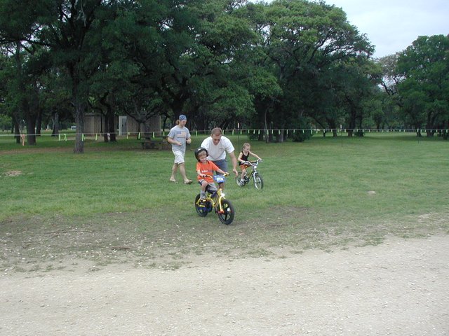 2004/04(April)/Heather-Birthday/2004-04-04-Heather-Bday-01-Justin-Vale-Travis-Chance-no-training-wheels.JPG