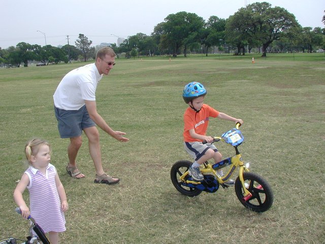 2004/04(April)/Heather-Birthday/640x480_2004-04-04-Heather-Bday-10-Travis-Chance-no-training-wheels-Kyla.JPG