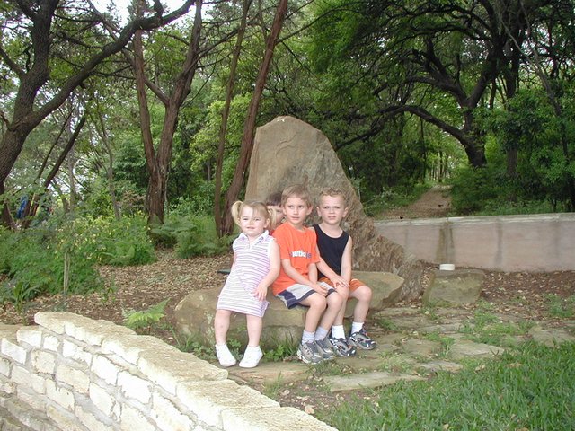 2004/04(April)/Heather-Birthday/640x480_2004-04-04-Heather-Bday-25-Kyla-Dax-Chance-Vale.JPG
