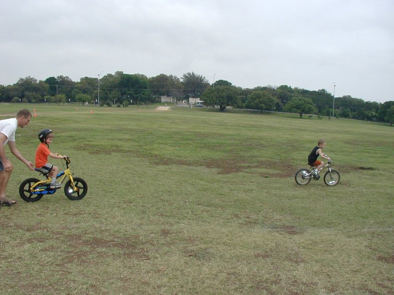 2004/04(April)/Heather-Birthday/800x600_2004-04-04-Heather-Bday-02-Travis-Chance-no-training-wheels-Vale.JPG