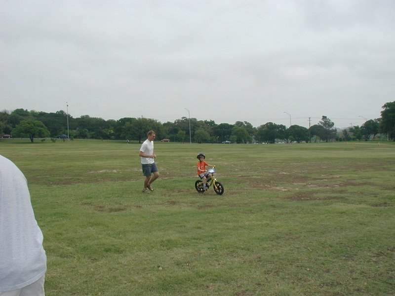 2004/04(April)/Heather-Birthday/800x600_2004-04-04-Heather-Bday-04-Travis-Chance-no-training-wheels.JPG
