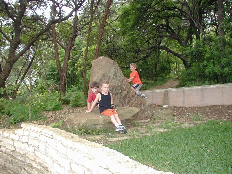 2004/04(April)/Heather-Birthday/800x600_2004-04-04-Heather-Bday-24-Dax-Vale-Chance.JPG
