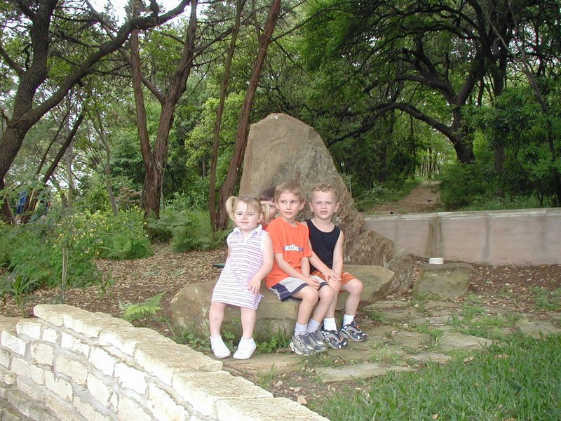 2004/04(April)/Heather-Birthday/800x600_2004-04-04-Heather-Bday-25-Kyla-Dax-Chance-Vale.JPG