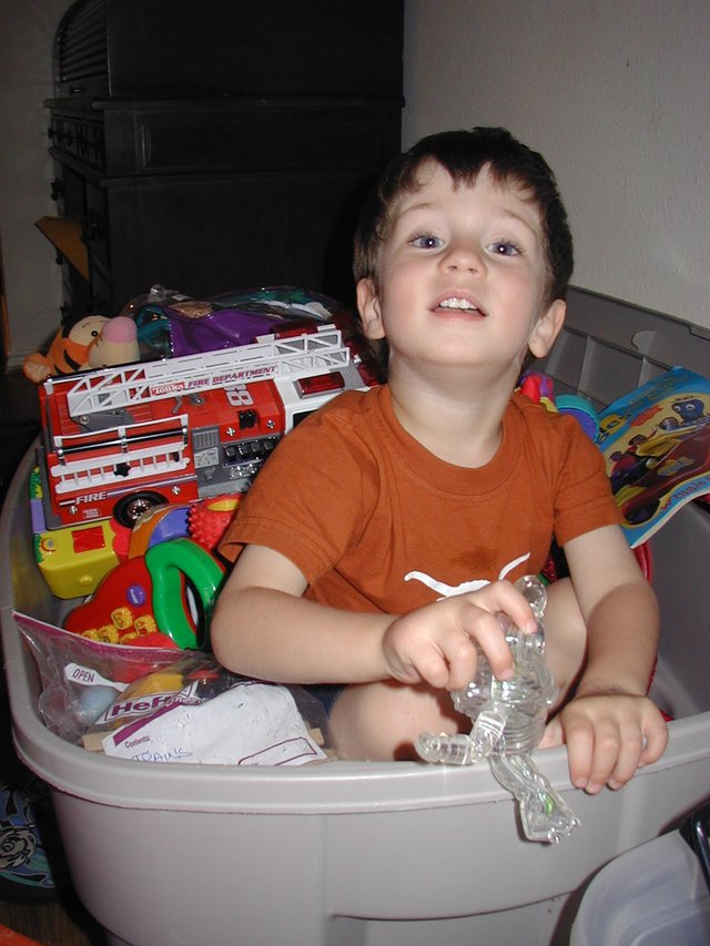 2004/04(April)/Misc/640x480_2004-04-06-Dax-toybox-2.JPG
