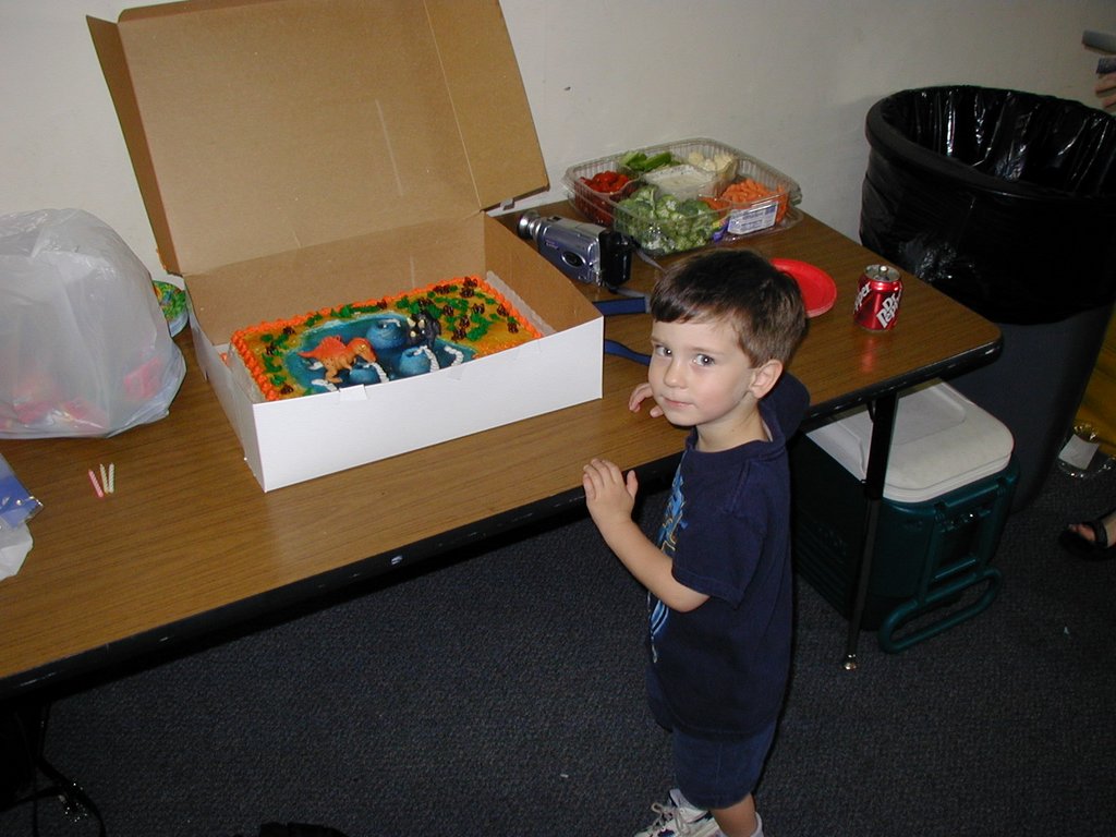 2004/05(May)/Dax-Bday/1024x768_2004-05-08-Dax-3rd-Bday-03-cake.JPG