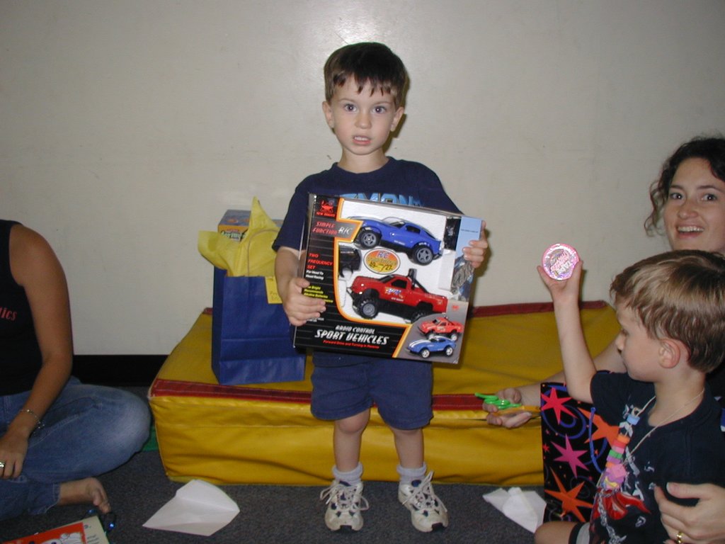 2004/05(May)/Dax-Bday/1024x768_2004-05-08-Dax-3rd-Bday-27-RC-cars.JPG