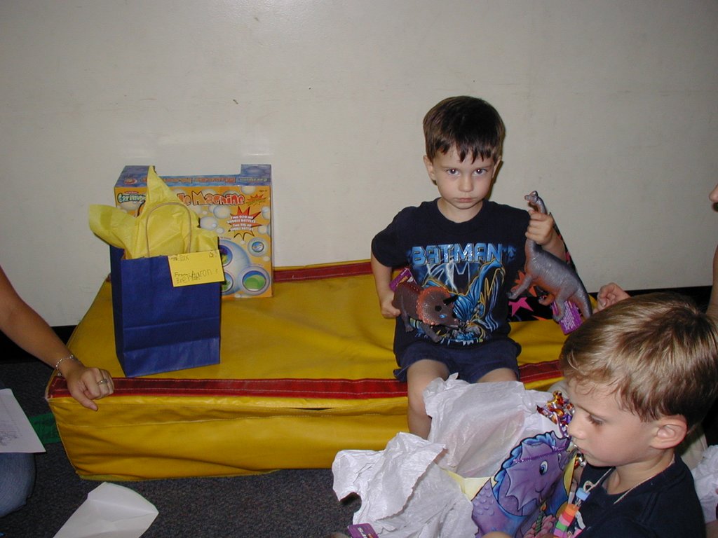 2004/05(May)/Dax-Bday/1024x768_2004-05-08-Dax-3rd-Bday-29-Dinosaur.JPG