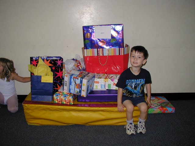 2004/05(May)/Dax-Bday/640x480_2004-05-08-Dax-3rd-Bday-20-loot.JPG