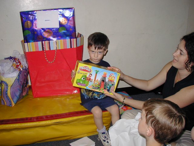 2004/05(May)/Dax-Bday/640x480_2004-05-08-Dax-3rd-Bday-24-playdoh.JPG