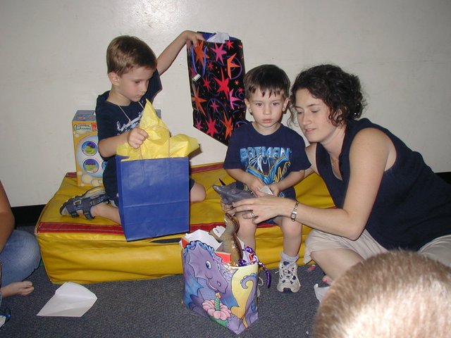 2004/05(May)/Dax-Bday/640x480_2004-05-08-Dax-3rd-Bday-30-Chance-Suzi.JPG