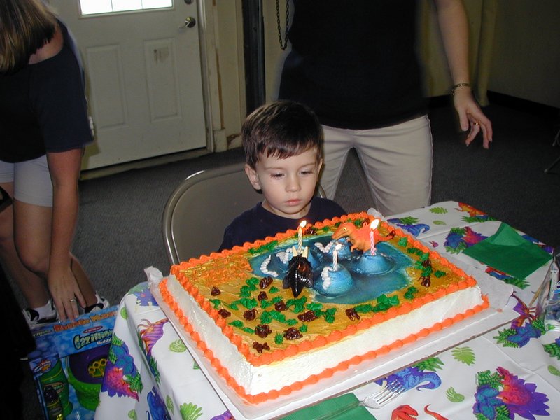 2004/05(May)/Dax-Bday/800x600_2004-05-08-Dax-3rd-Bday-16-cake.JPG