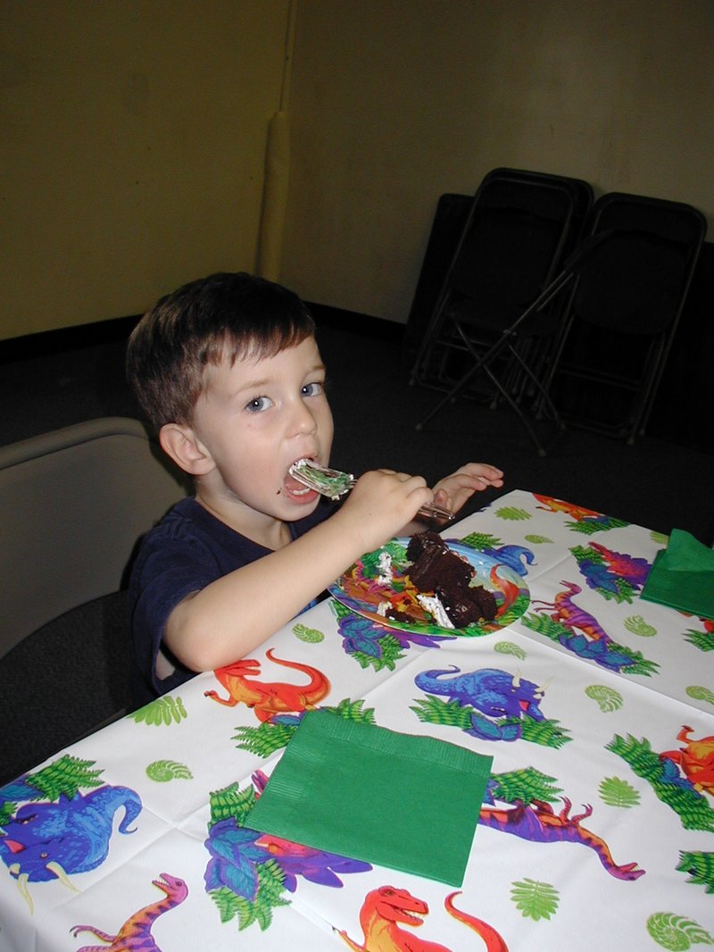 2004/05(May)/Dax-Bday/800x600_2004-05-08-Dax-3rd-Bday-19.JPG