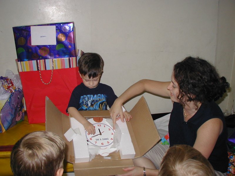 2004/05(May)/Dax-Bday/800x600_2004-05-08-Dax-3rd-Bday-25-sports-clock.JPG