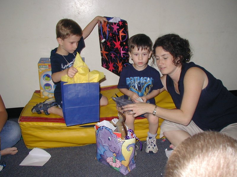 2004/05(May)/Dax-Bday/800x600_2004-05-08-Dax-3rd-Bday-30-Chance-Suzi.JPG