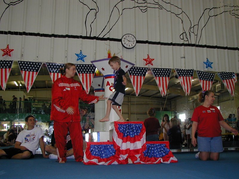 2004/05(May)/Gymnastics/800x600_2004-05-08-Gymnastics-21-Chance-ceremony.JPG