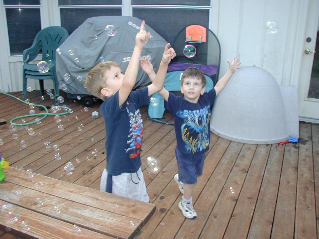 2004/05(May)/Misc/1024x768_2004-05-08-bubbles-2-Chance-Dax.JPG
