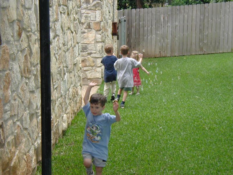 2004/05(May)/Misc/800x600_2004-05-09-bubbles-5090064-Chance-Dax-Vale-Kyla.JPG