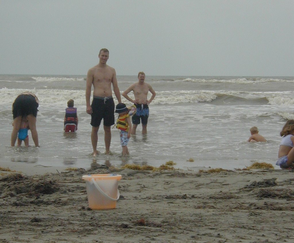 2004/05(May)/Port_Aransas/1024x768_2004-05-29-PortAransas-5-Chance-Travis-Dax-Doug-Zen.JPG