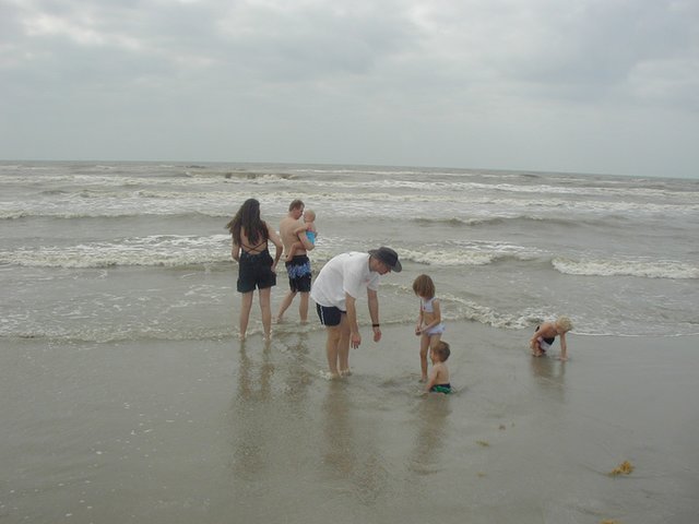 2004-05-29-PortAransas-2-Kiffin-Doug-Zeta-Ben-Kalyani-Sachin-Zen.JPG