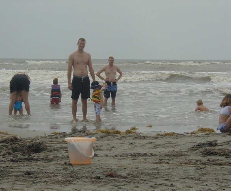 2004/05(May)/Port_Aransas/800x600_2004-05-29-PortAransas-5-Chance-Travis-Dax-Doug-Zen.JPG