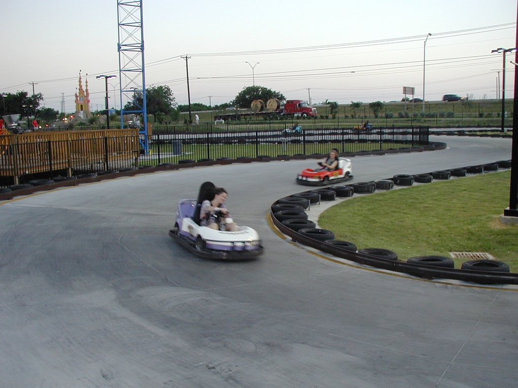 2004/05(May)/Suzi-Bday/1024x768_2004-05-24-Suzi-Bday-04-racecar.JPG