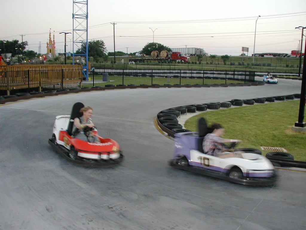 2004/05(May)/Suzi-Bday/1024x768_2004-05-24-Suzi-Bday-07-racecar.JPG