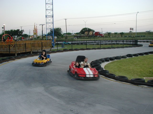 2004-05-24-Suzi-Bday-06-racecar-Heather-Ren-Brittney.JPG