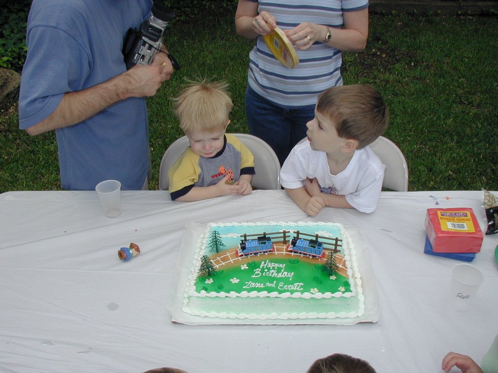 2004/05(May)/Zane-Errett-Bday/1024x768_2004-05-15-Zane-Errett-Bday-6.JPG