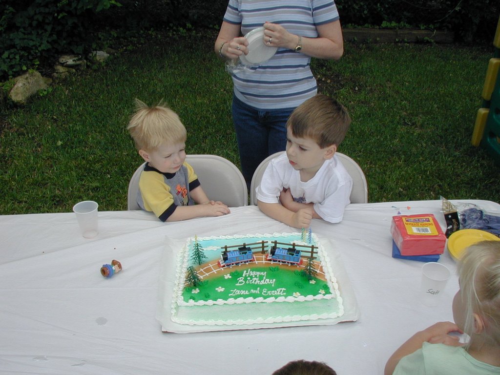 2004/05(May)/Zane-Errett-Bday/1024x768_2004-05-15-Zane-Errett-Bday-7.JPG