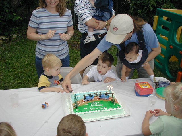 2004/05(May)/Zane-Errett-Bday/640x480_2004-05-15-Zane-Errett-Bday-8.JPG