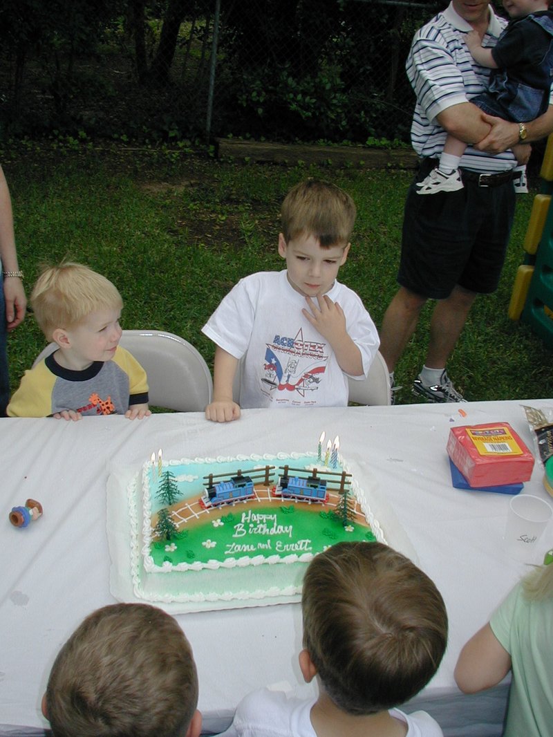 2004/05(May)/Zane-Errett-Bday/800x600_2004-05-15-Zane-Errett-Bday-10.JPG