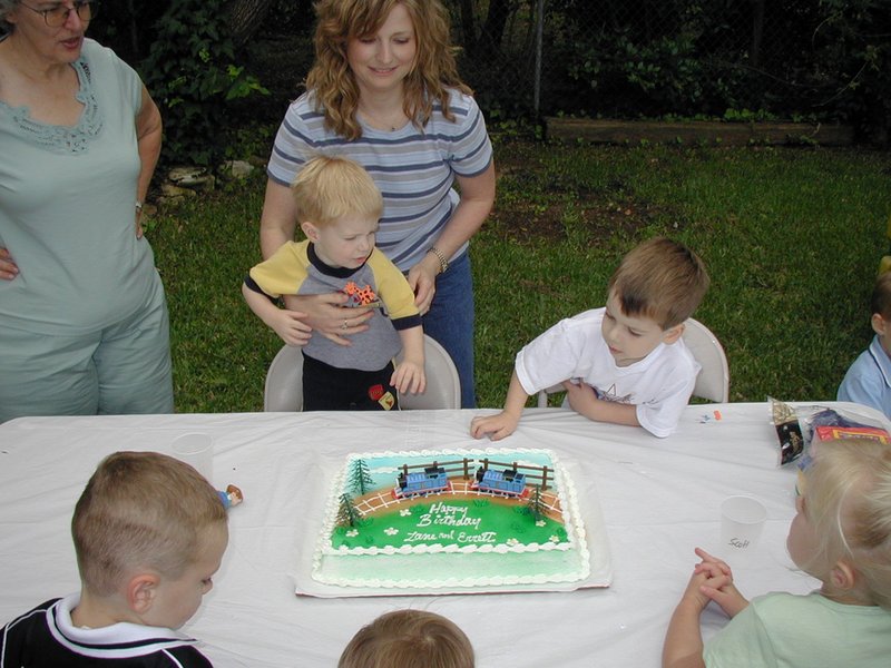2004/05(May)/Zane-Errett-Bday/800x600_2004-05-15-Zane-Errett-Bday-5-Shanna.JPG